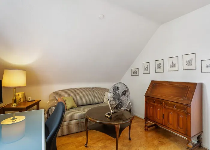 Schöne Dachgeschoss Apartment *